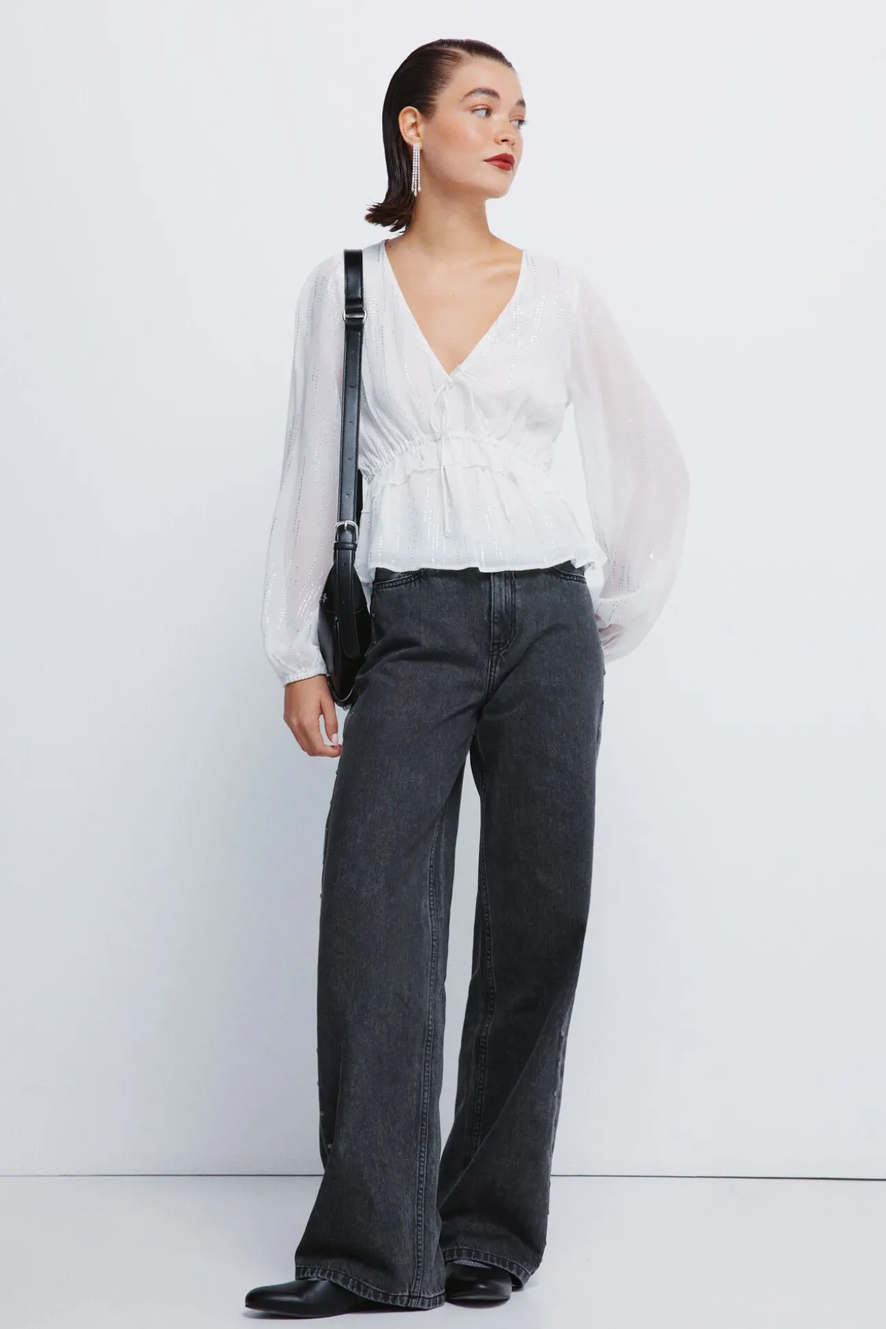 Calça jeans com tachas largas