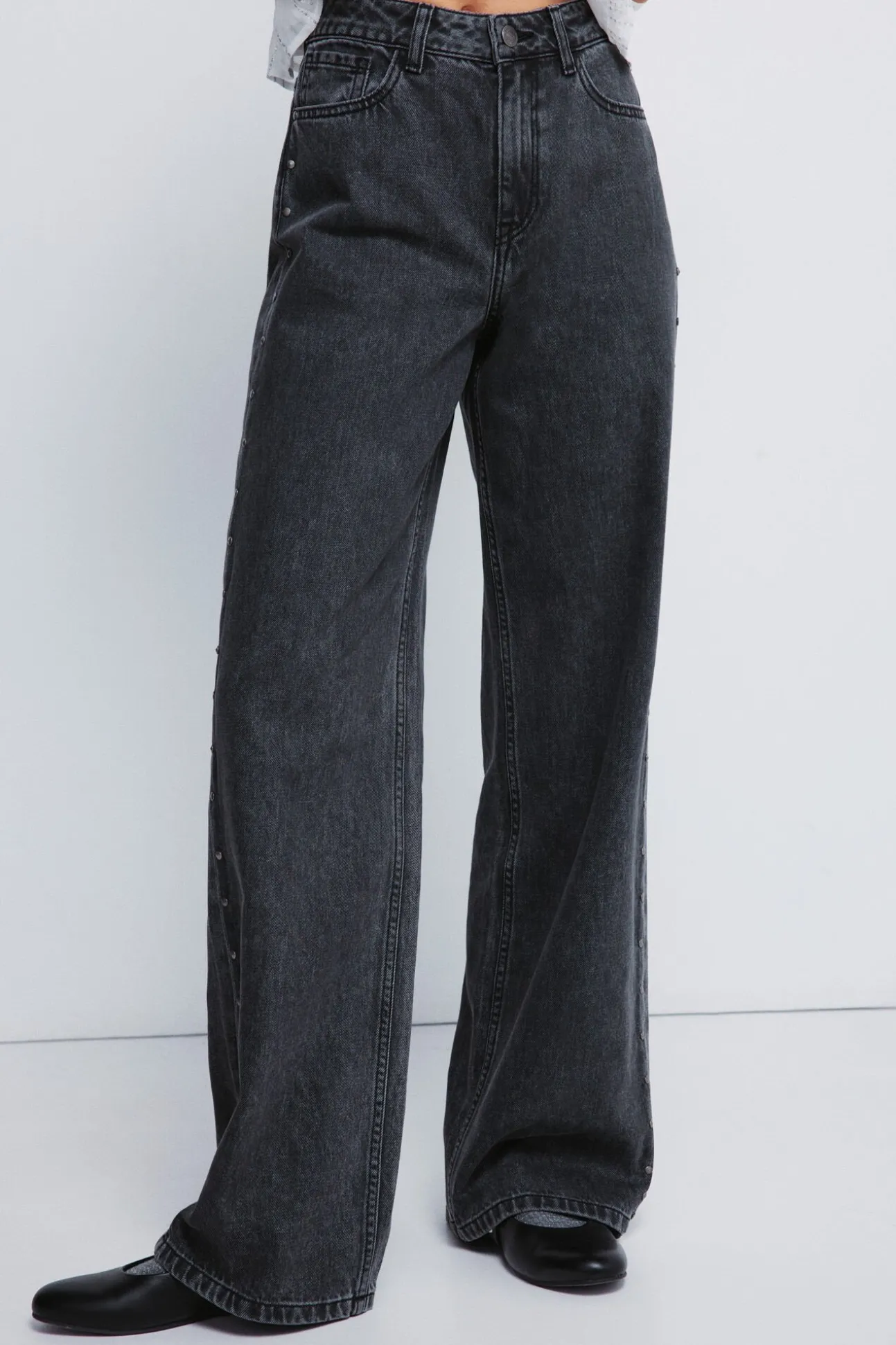 Calça jeans com tachas largas