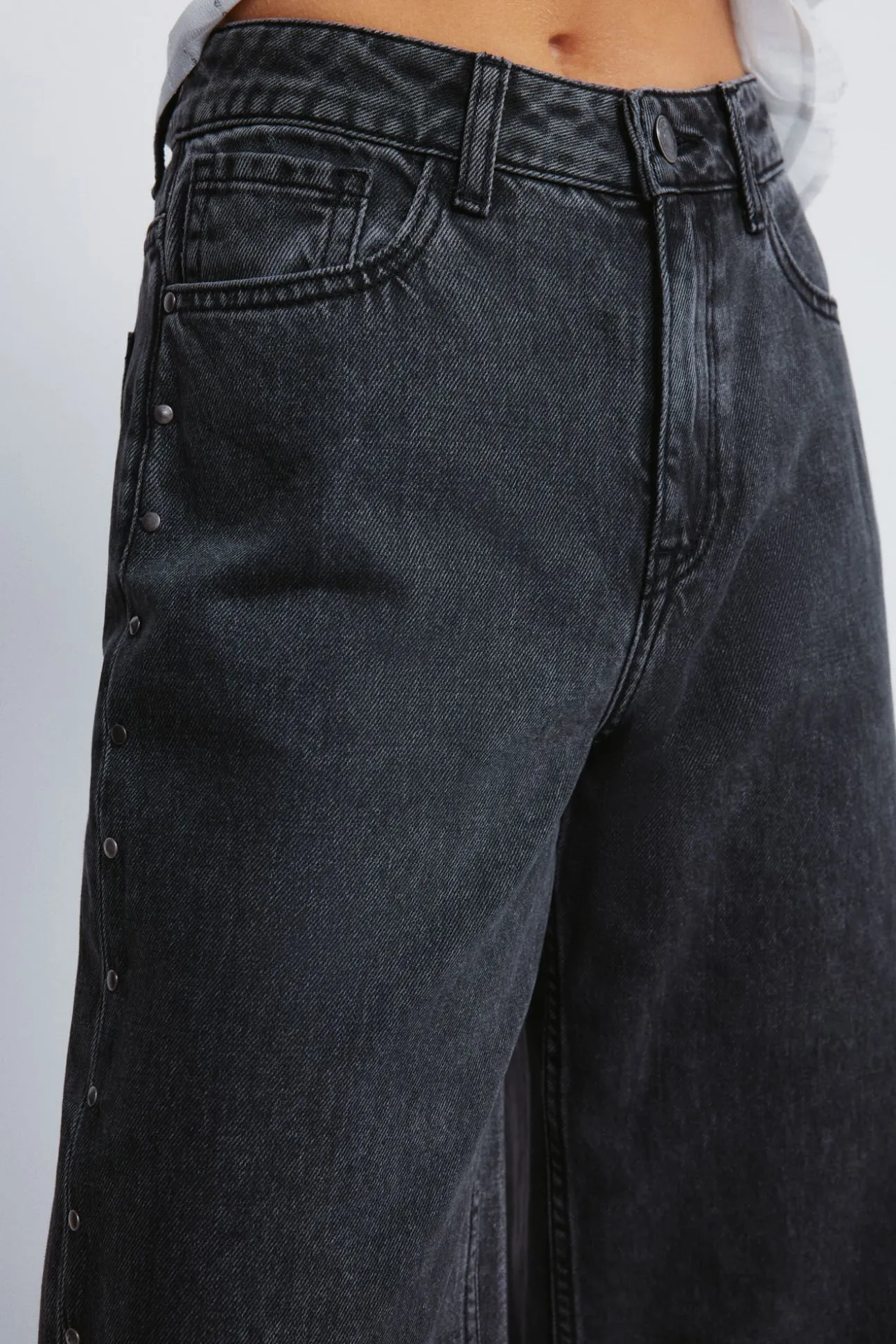 Calça jeans com tachas largas