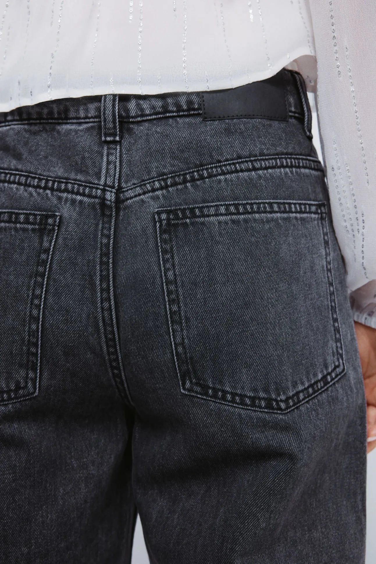 Calça jeans com tachas largas