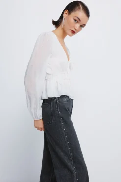 Calça jeans com tachas largas