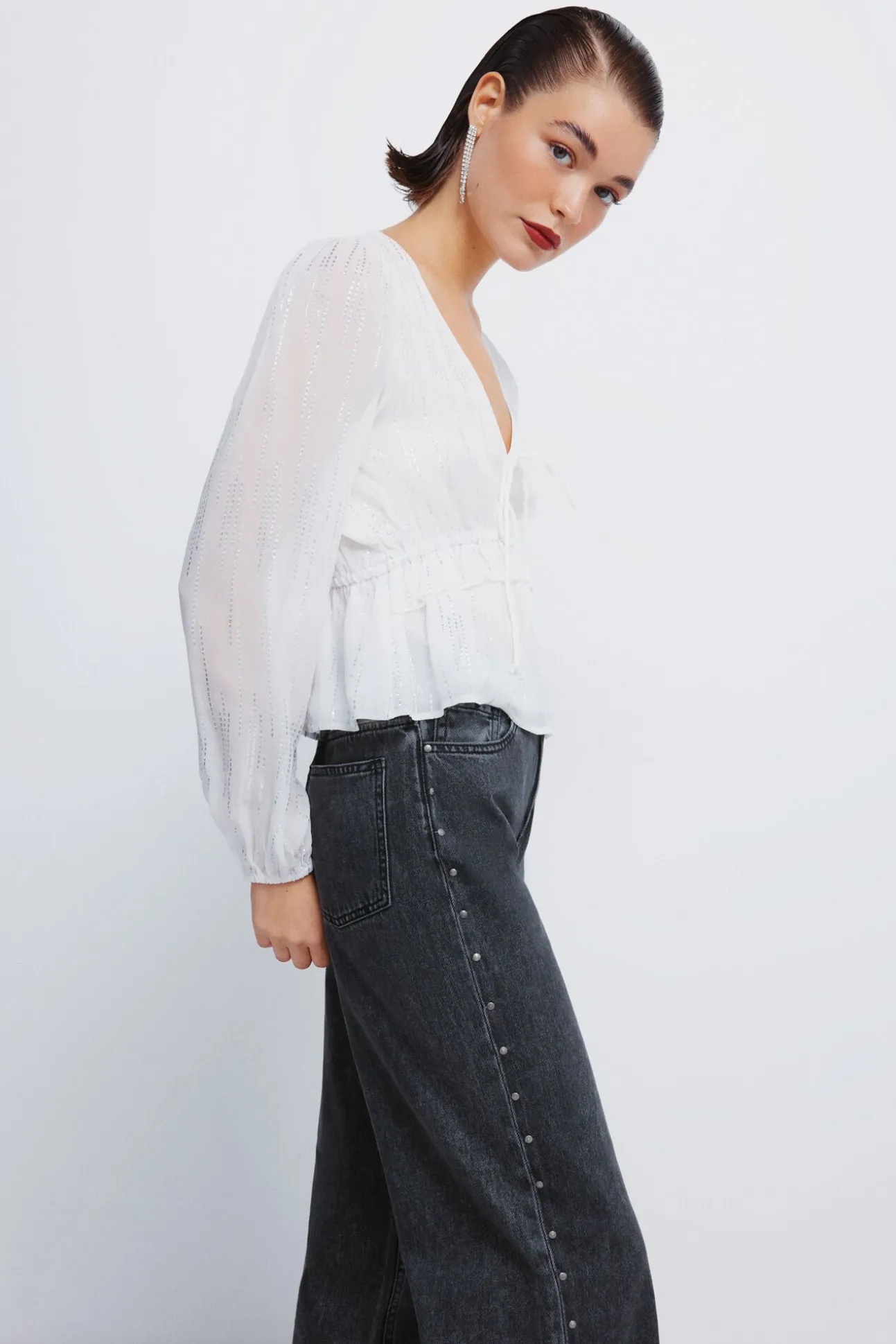 Calça jeans com tachas largas