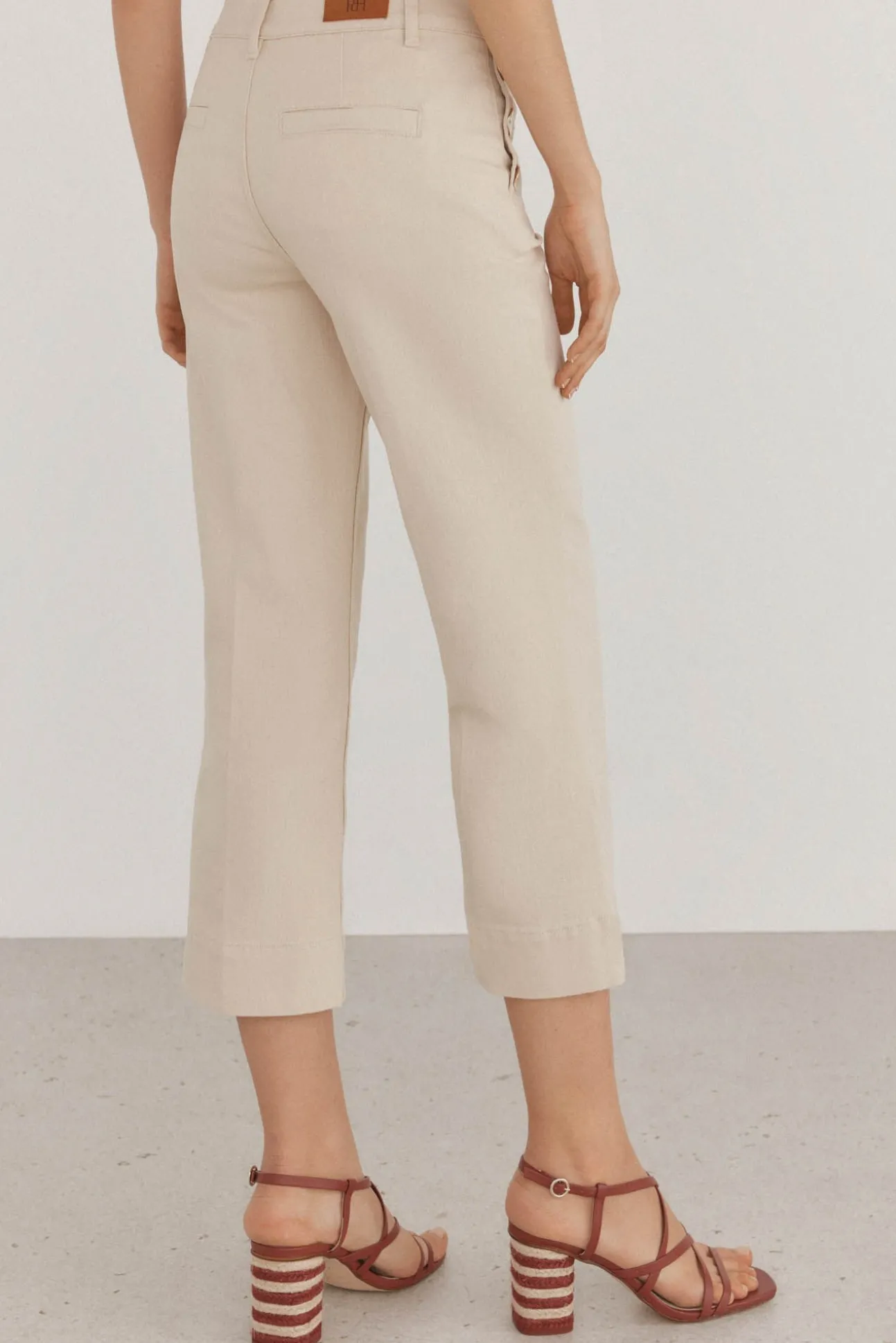 Calça jeans cropped de perna larga