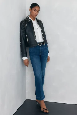Calça jeans cropped flare push-up