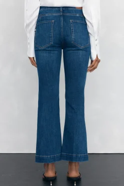 Calça jeans cropped flare push-up