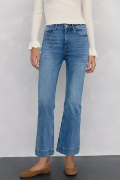 Calça jeans cropped flare push-up