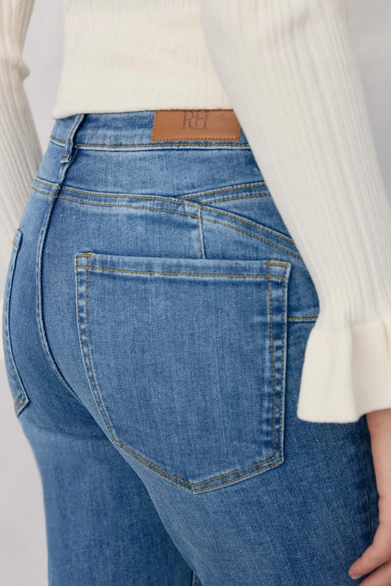 Calça jeans cropped flare push-up