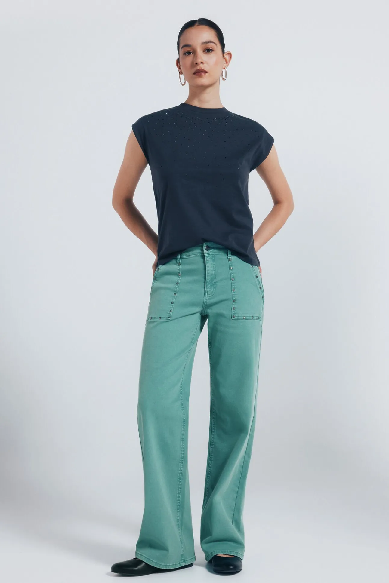 Calça jeans culotte com tachas