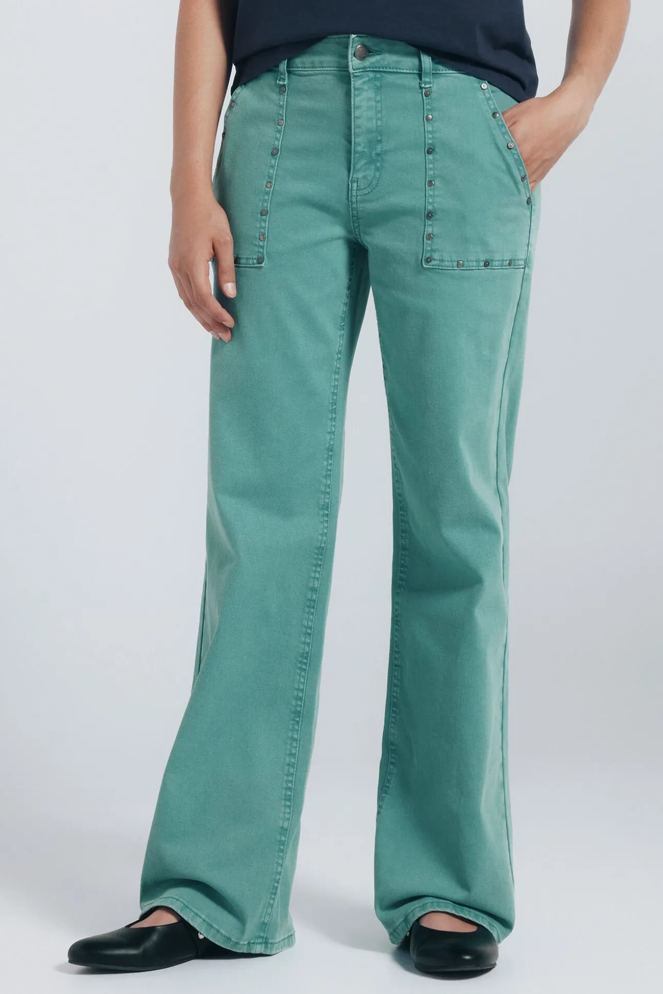 Calça jeans culotte com tachas