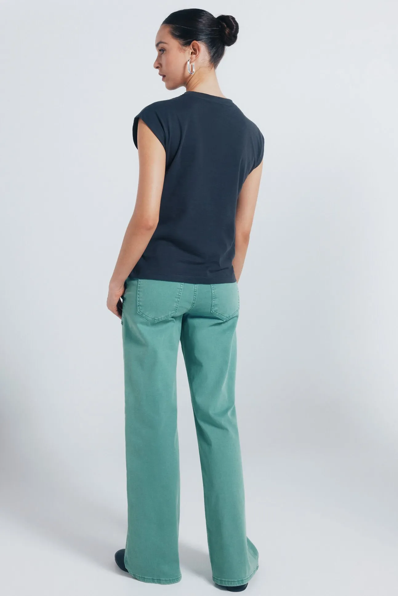 Calça jeans culotte com tachas
