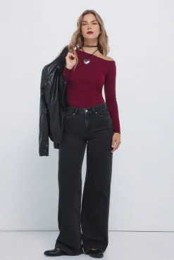 Calça jeans de perna larga com cristais brilhantes
