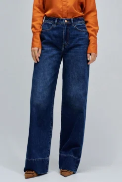 Calça jeans de perna larga com bainha alta