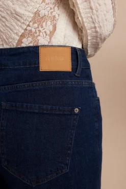 Calça jeans enrolada