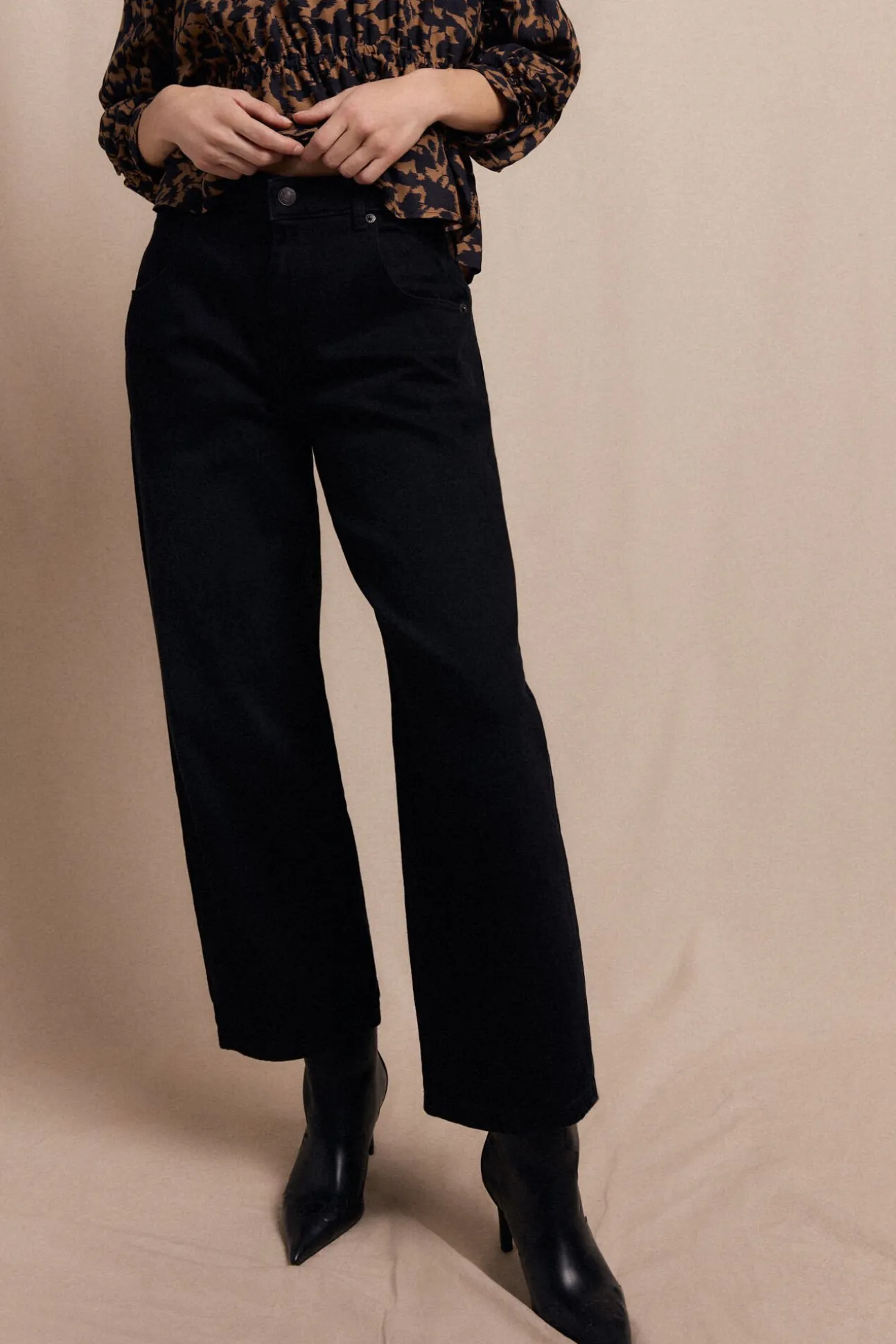 Calça jeans estilo barril