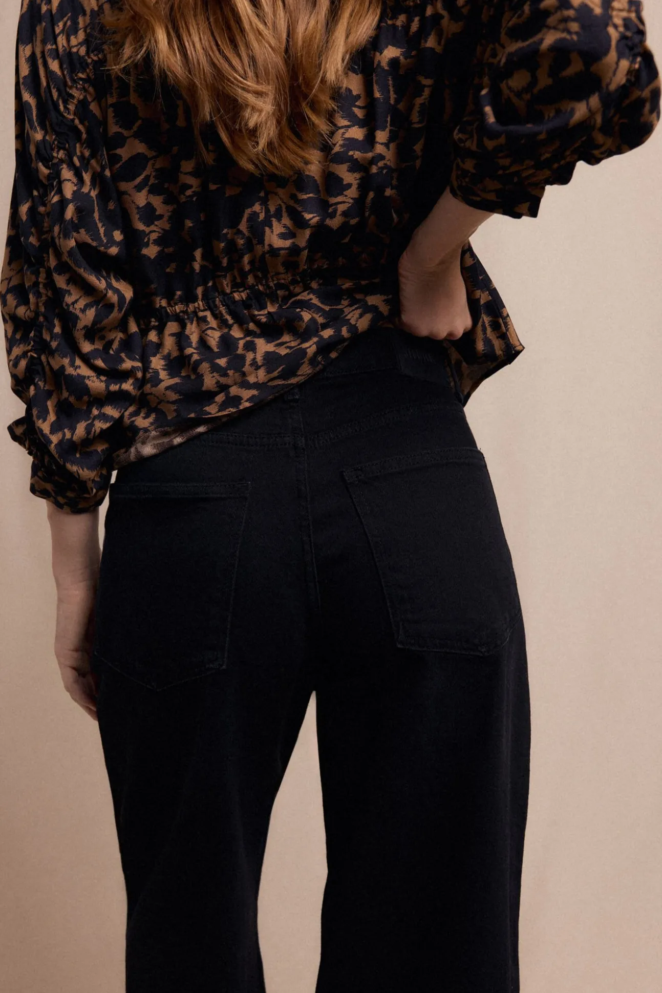Calça jeans estilo barril