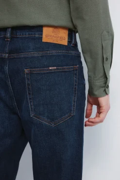 Calça jeans reta com lavagem escura