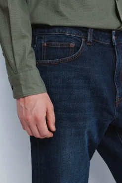 Calça jeans reta com lavagem escura