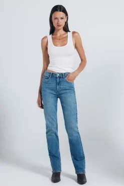 Calça jeans reta com tachas