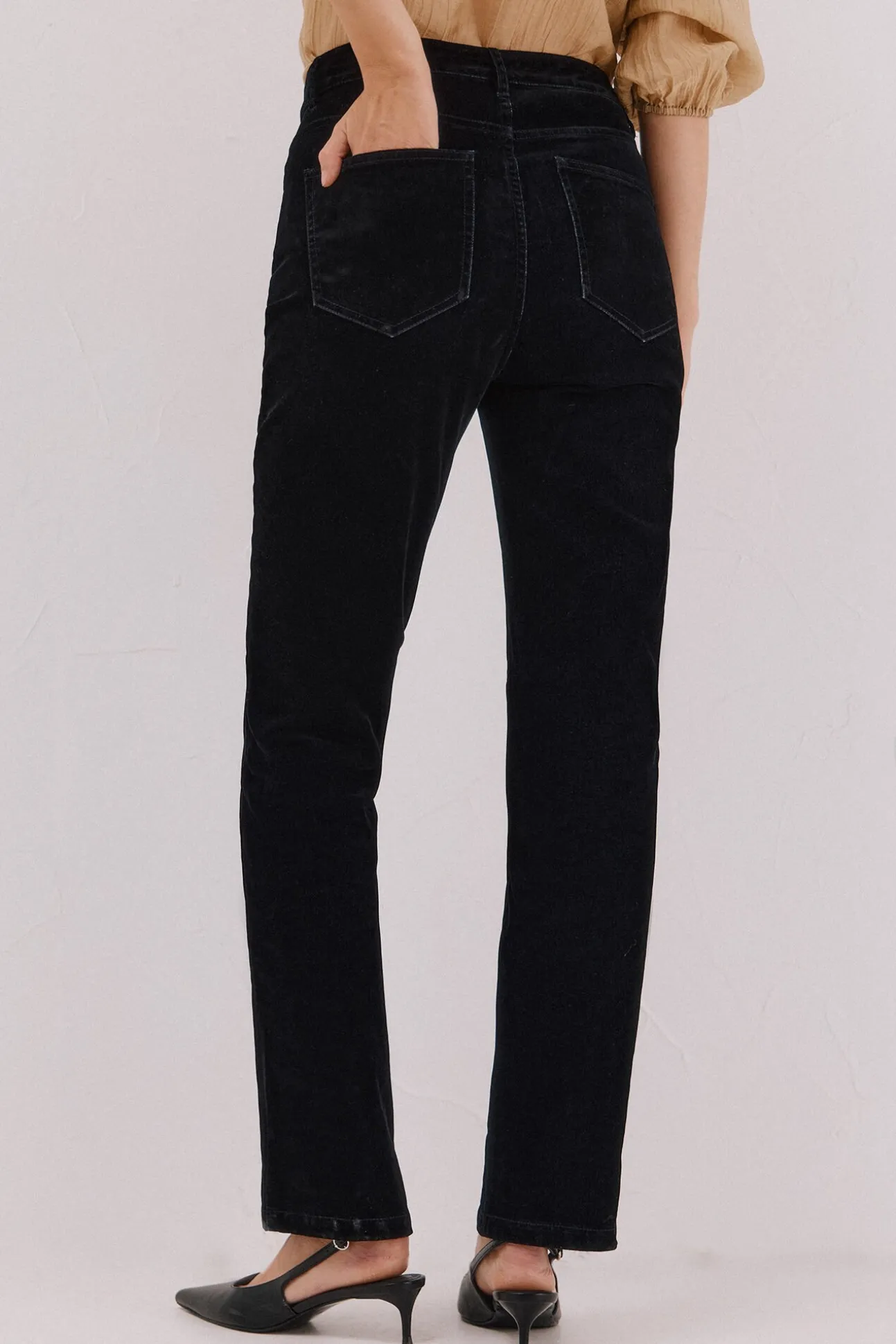 Calça Jeans Reta de Veludo