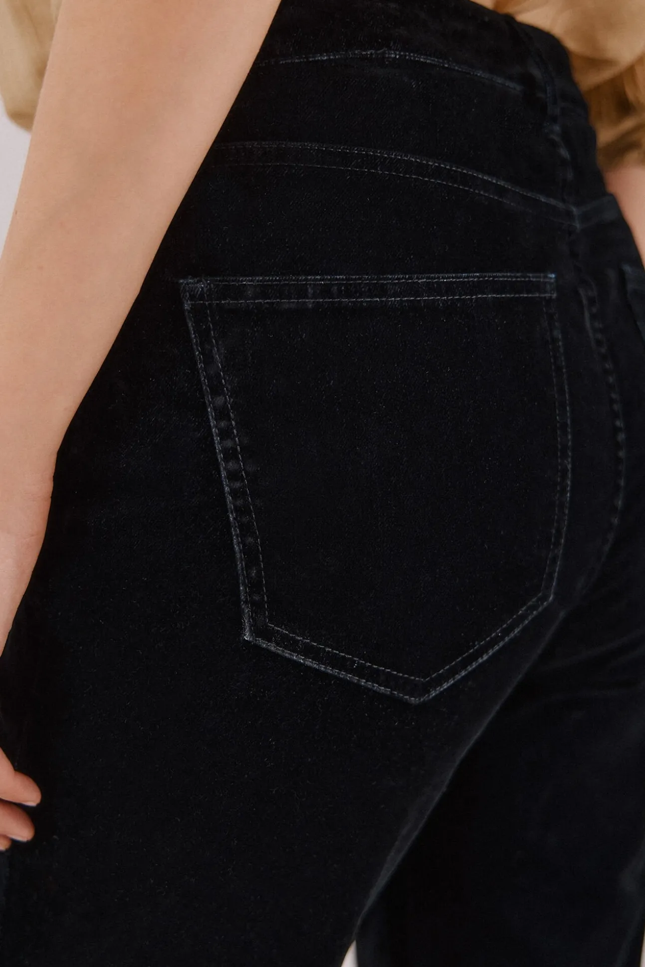 Calça Jeans Reta de Veludo