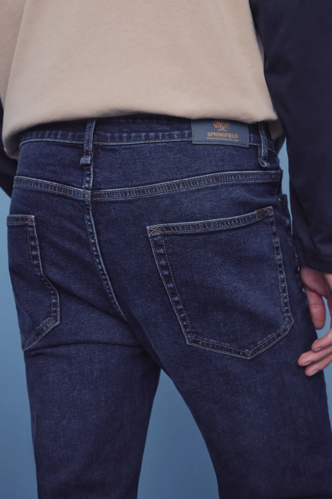 Calça jeans skinny com lavagem escura