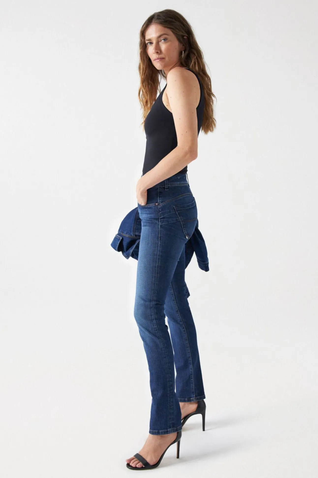 Calça jeans skinny com push-in secreto