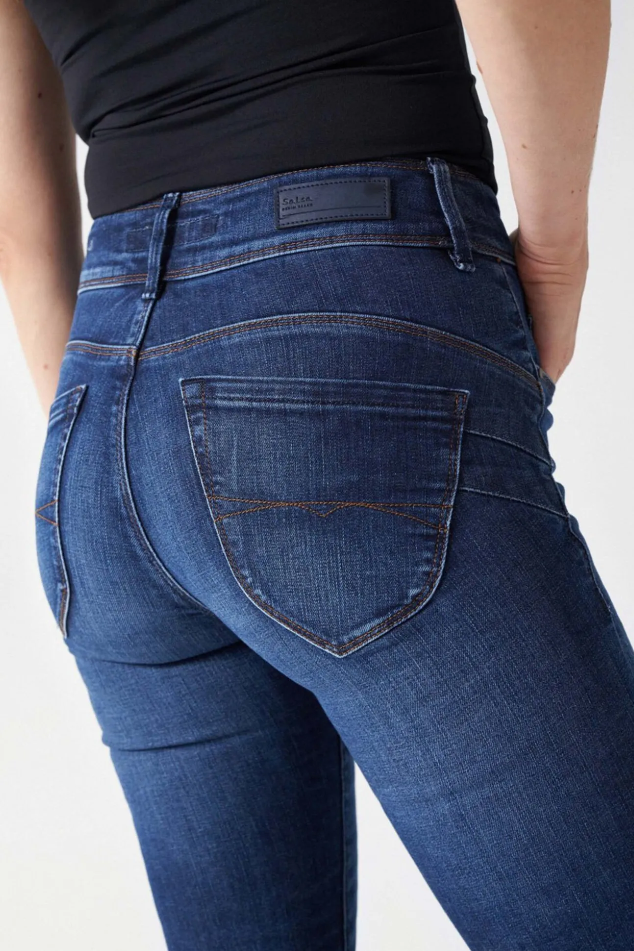 Calça jeans skinny com push-in secreto