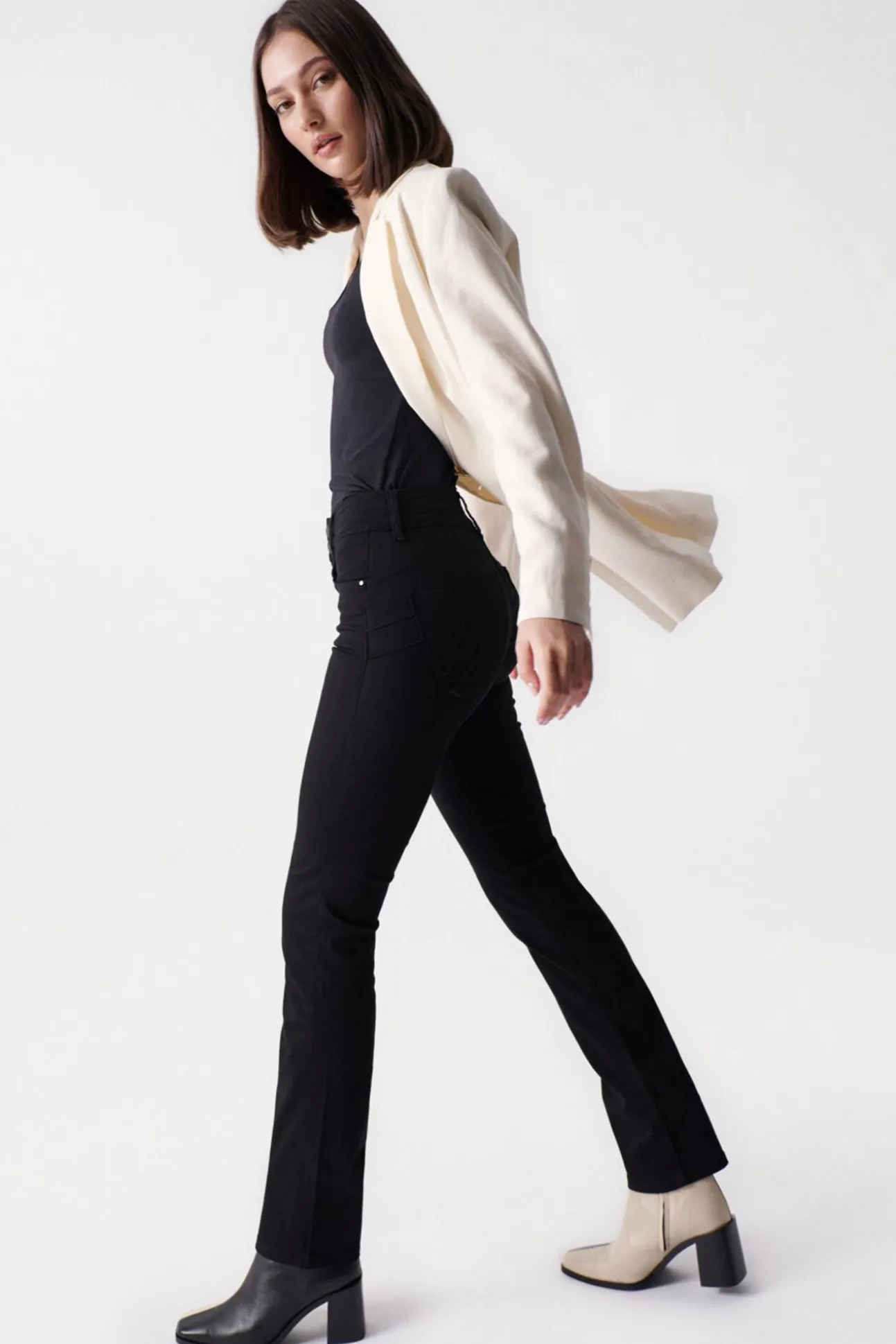 Calça jeans skinny com push-in secreto