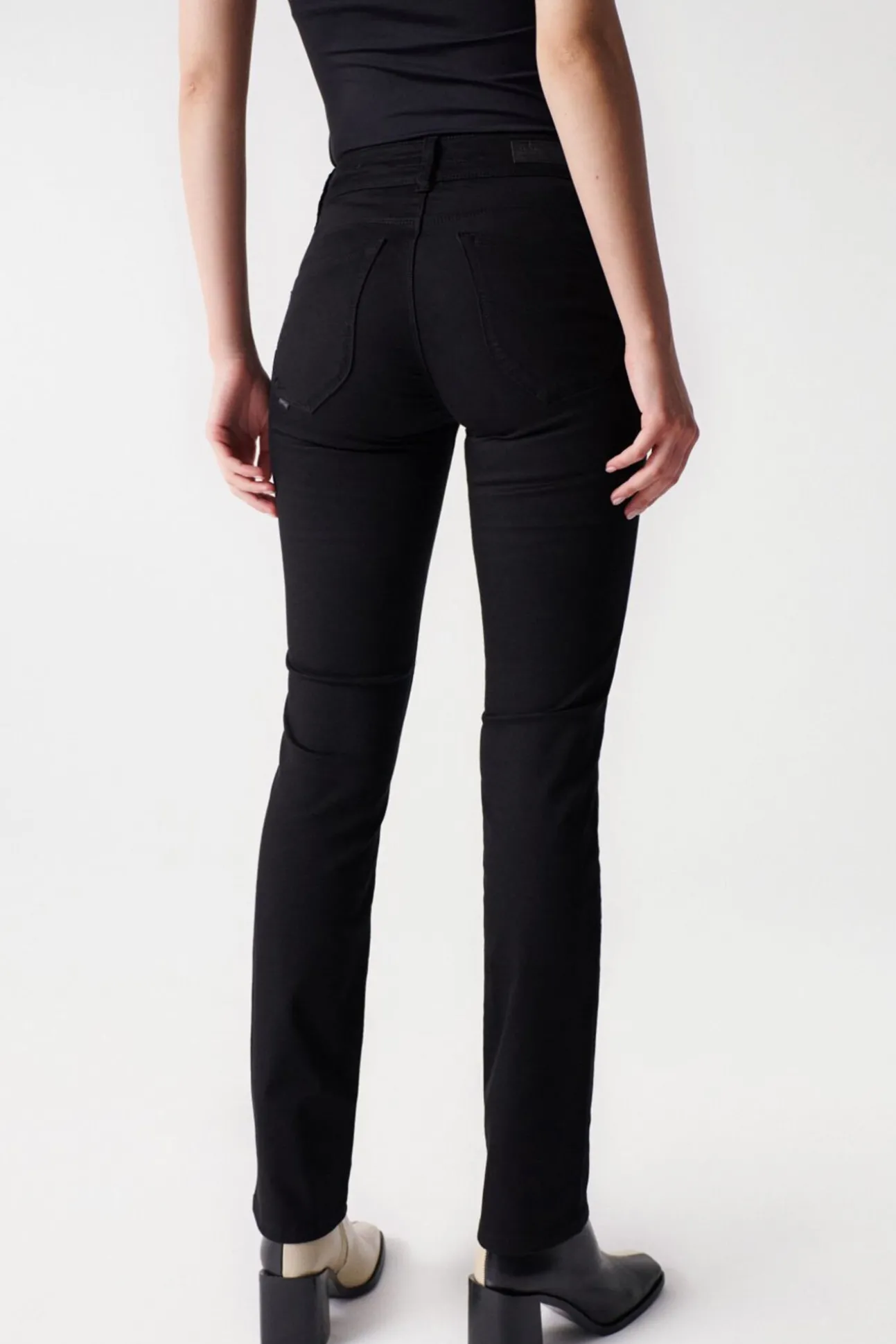Calça jeans skinny com push-in secreto