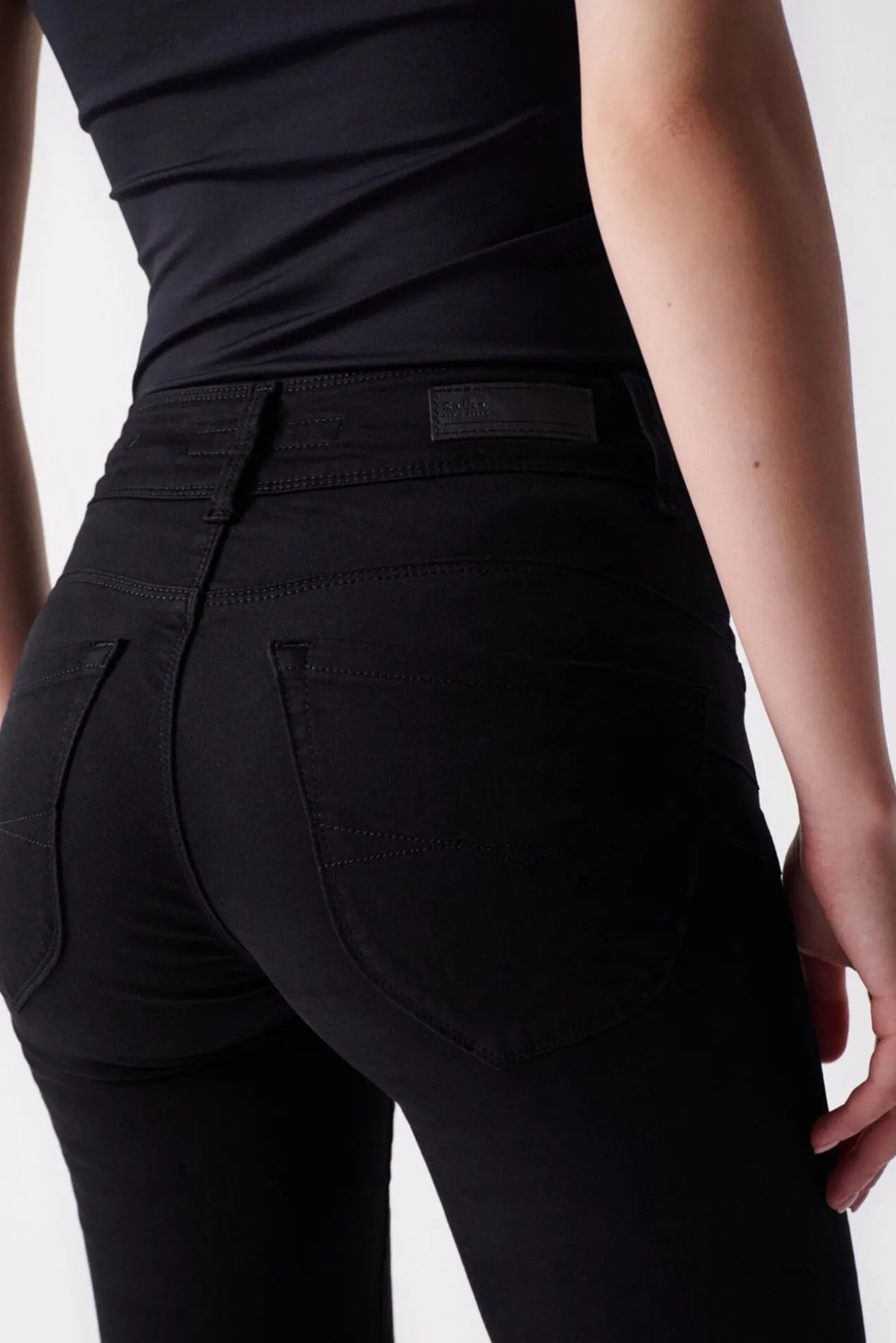 Calça jeans skinny com push-in secreto