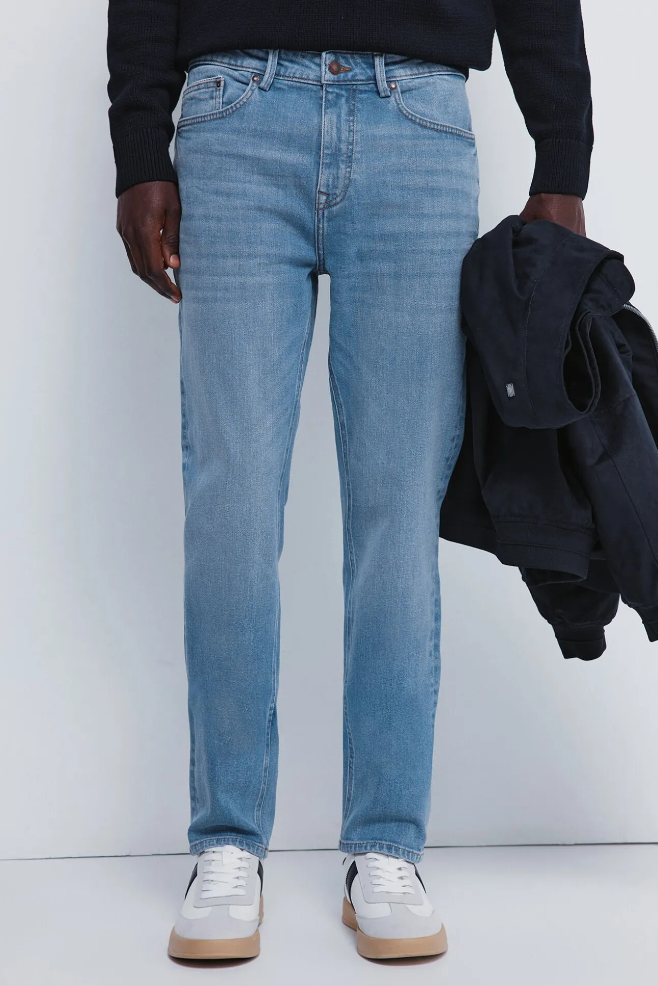 Calça jeans slim fit com lavagem média