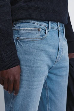 Calça jeans slim fit com lavagem média