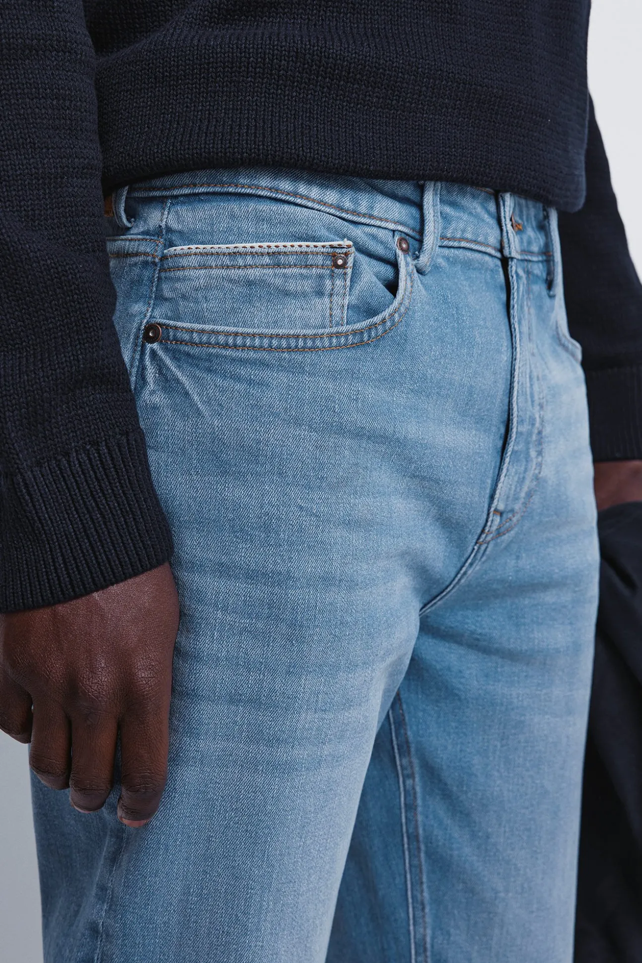 Calça jeans slim fit com lavagem média