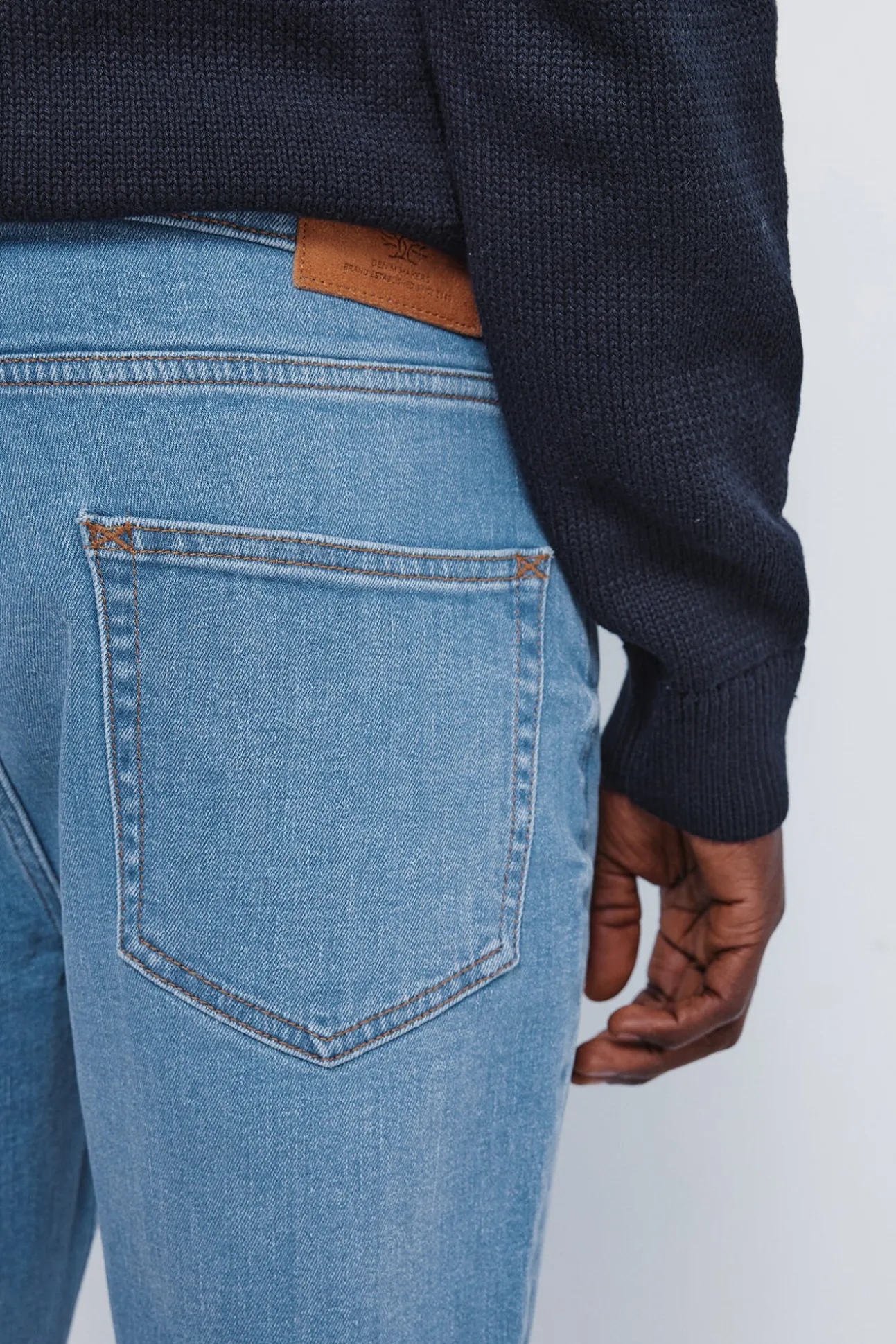 Calça jeans slim fit com lavagem média