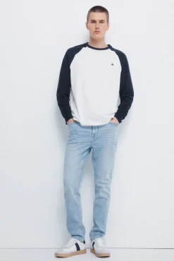 Calça jeans slim fit com lavagem clara