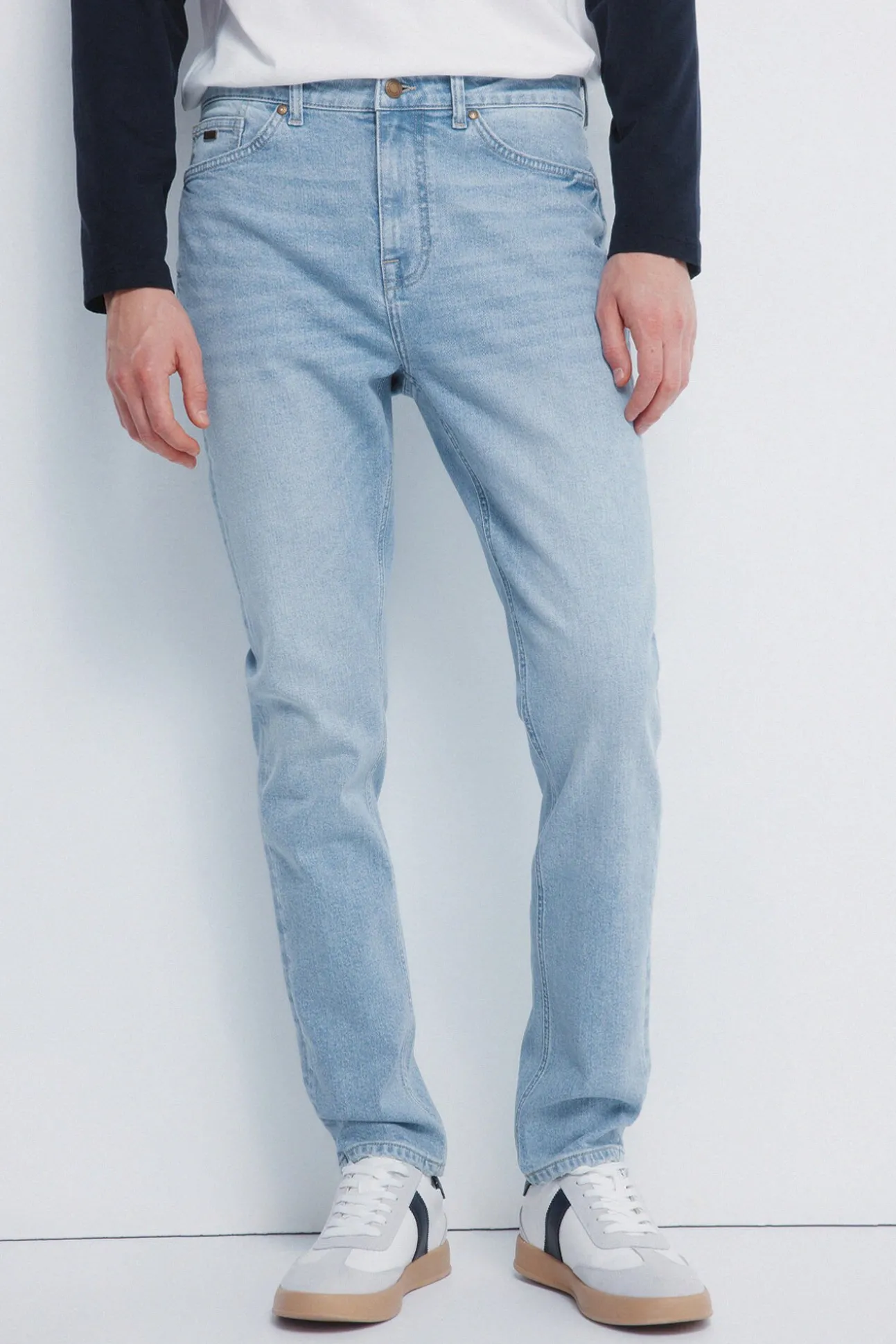 Calça jeans slim fit com lavagem clara
