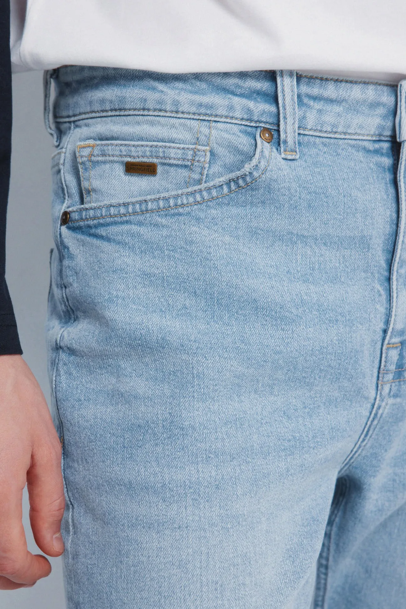 Calça jeans slim fit com lavagem clara