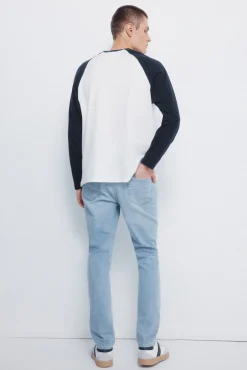 Calça jeans slim fit com lavagem clara