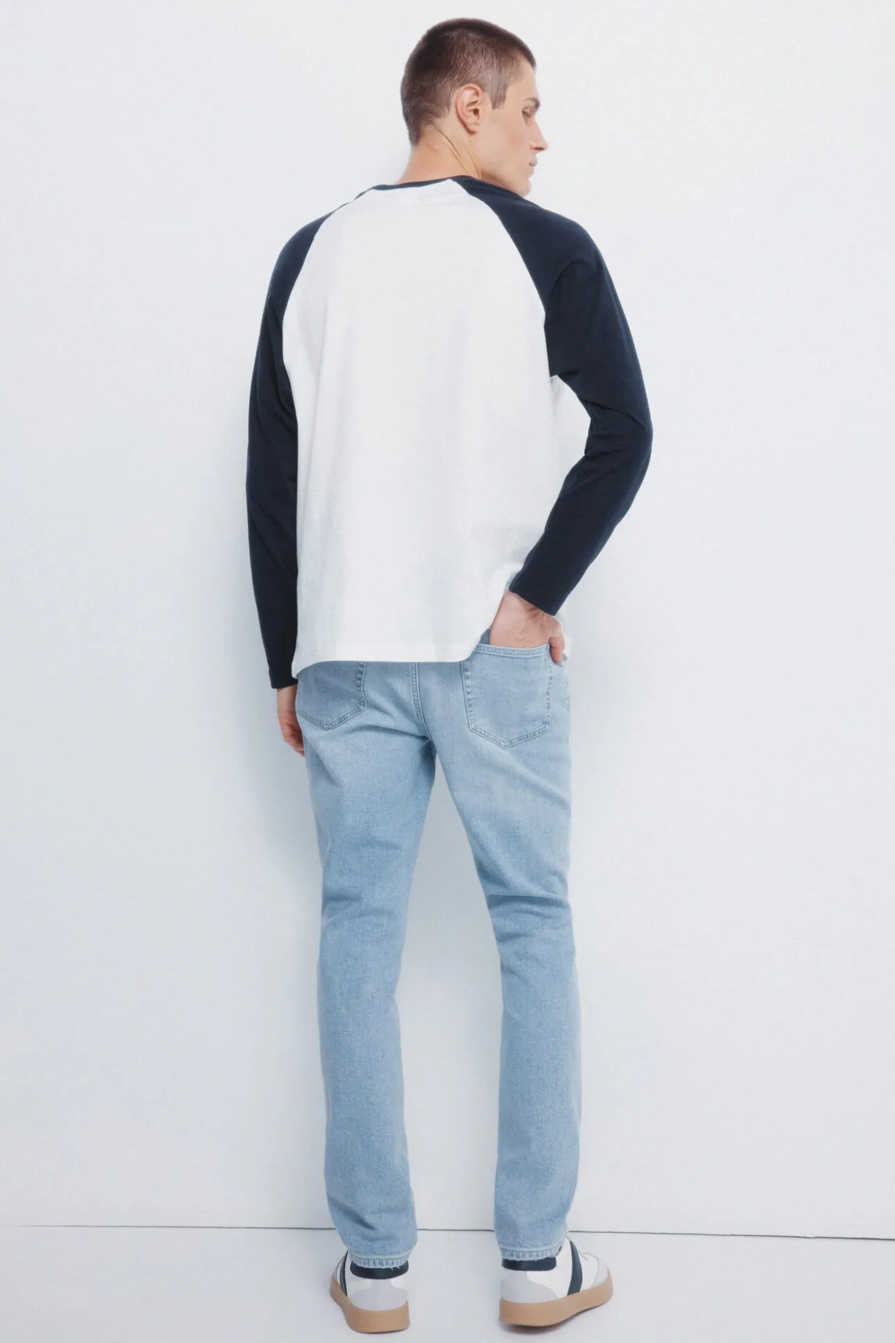 Calça jeans slim fit com lavagem clara