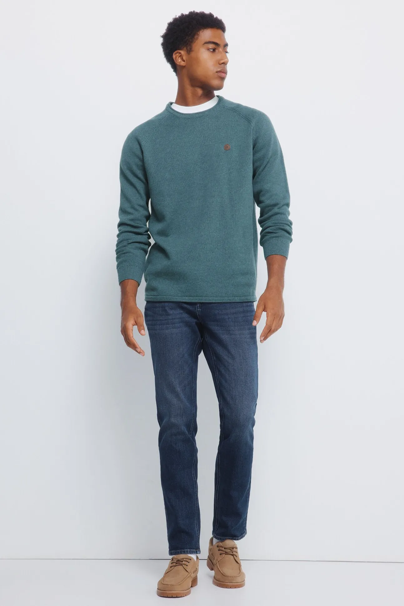 Calça jeans slim fit com lavagem escura média