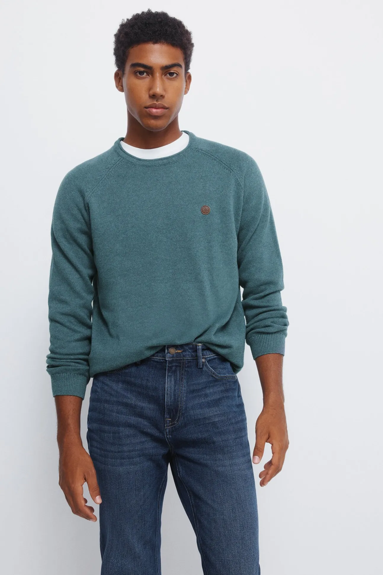 Calça jeans slim fit com lavagem escura média