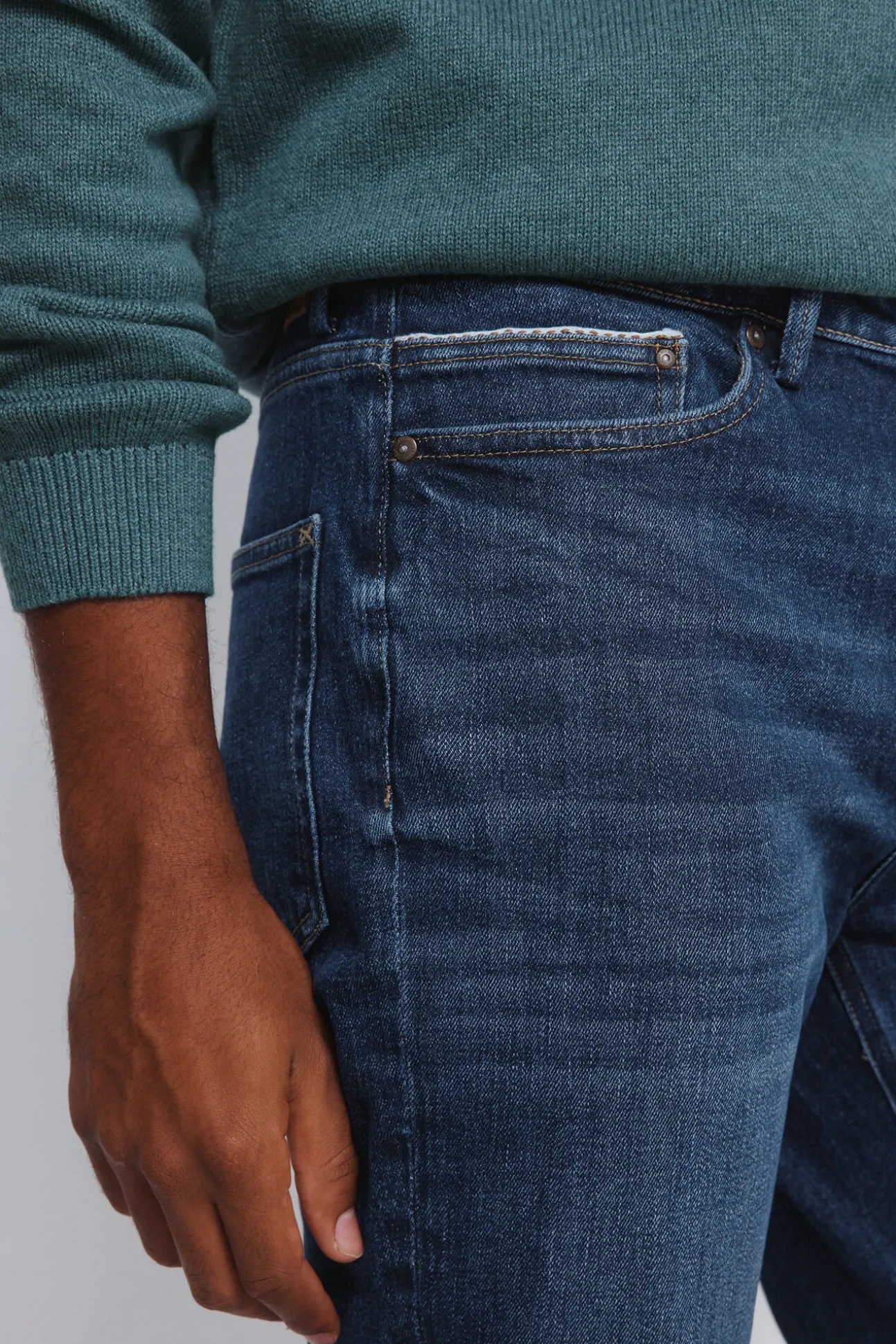 Calça jeans slim fit com lavagem escura média