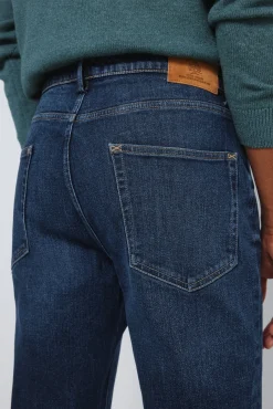 Calça jeans slim fit com lavagem escura média