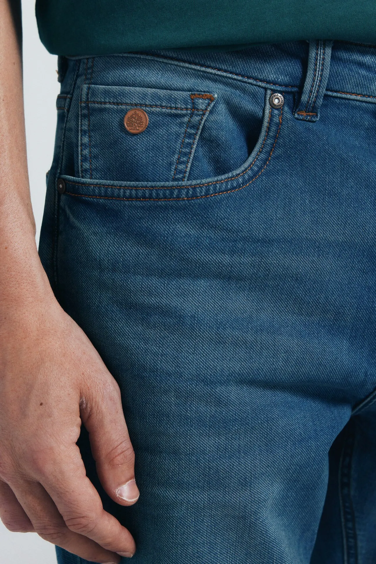 Calça jeans slim fit de malha denim