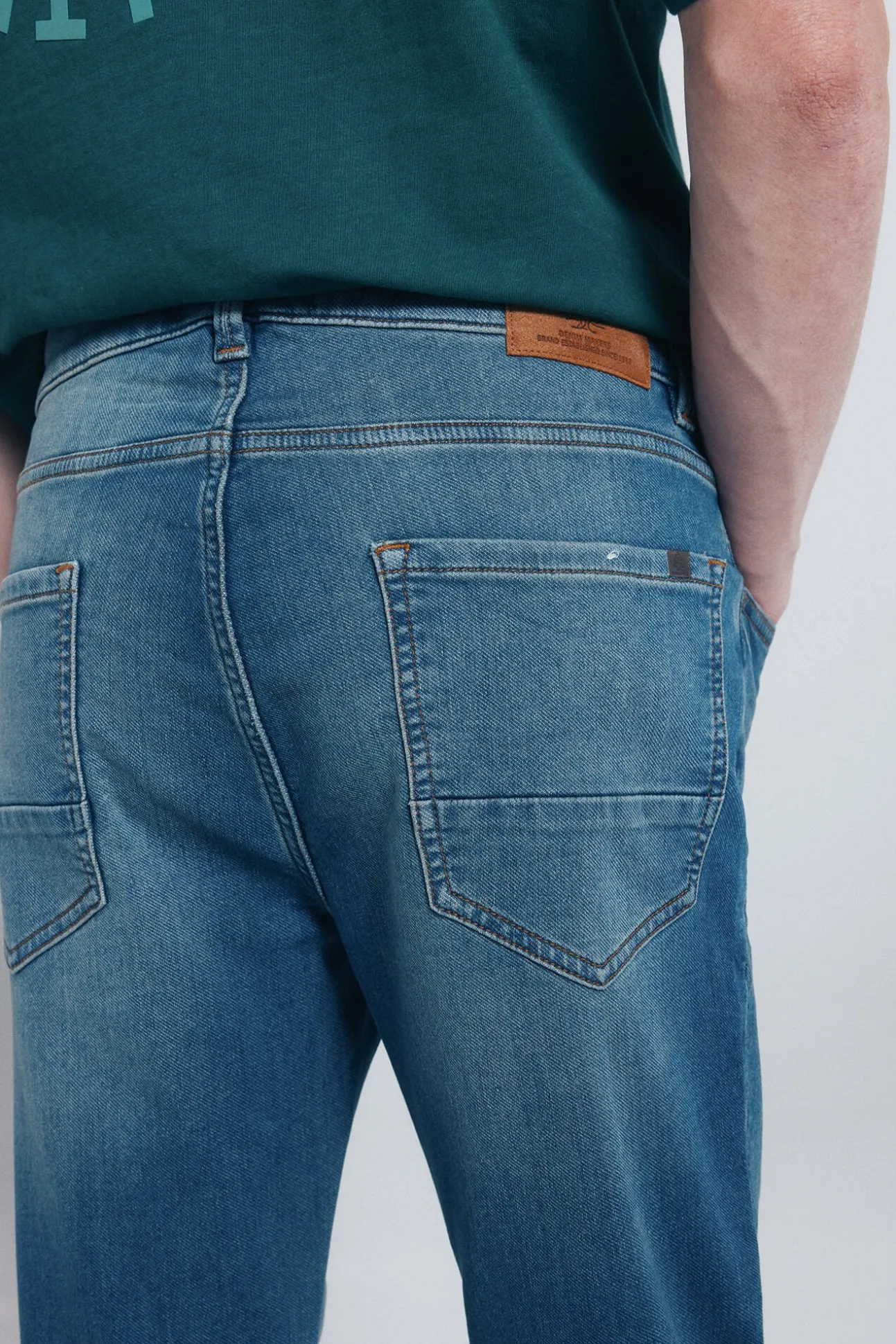 Calça jeans slim fit de malha denim