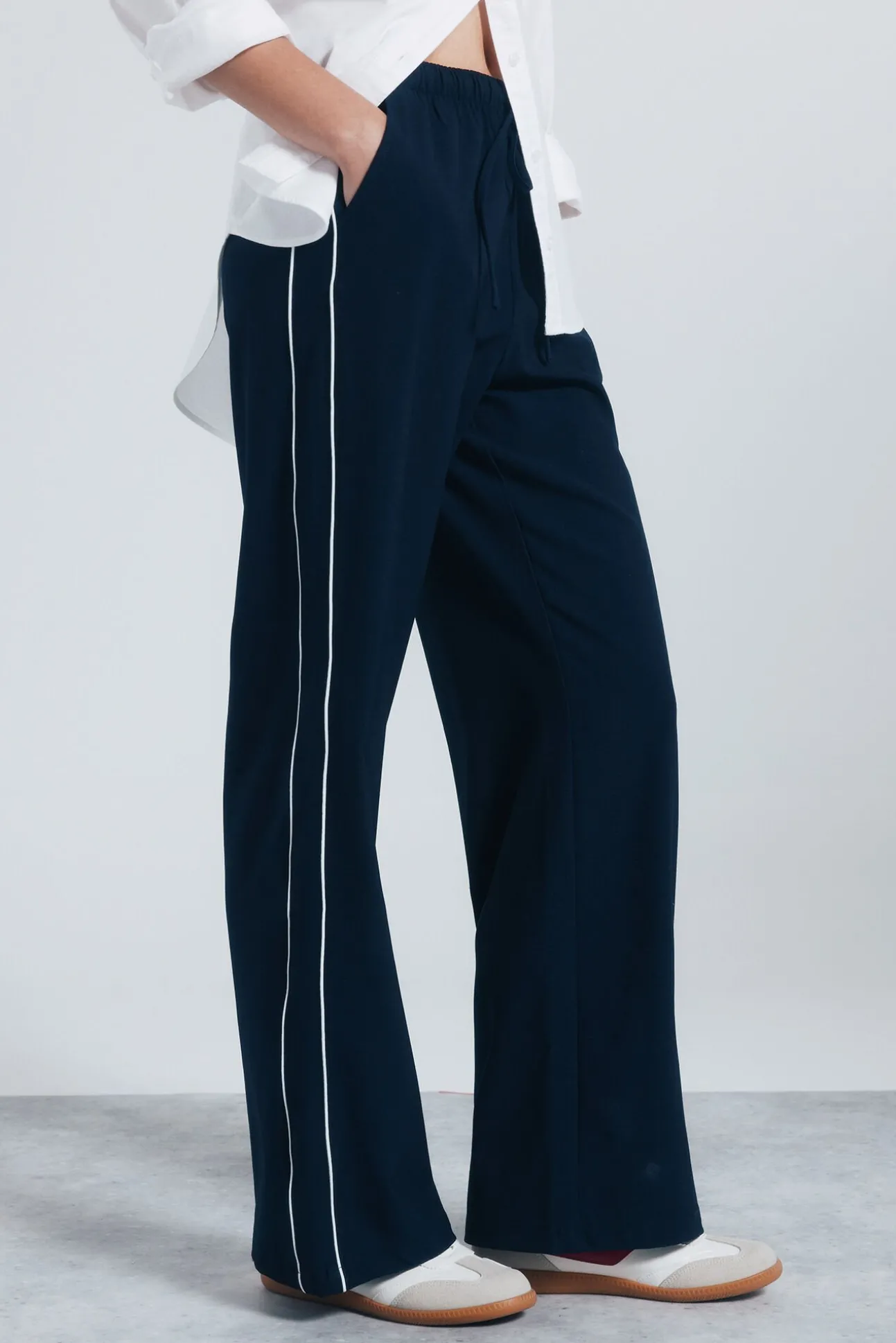 Calça jogger riscas lateralmente