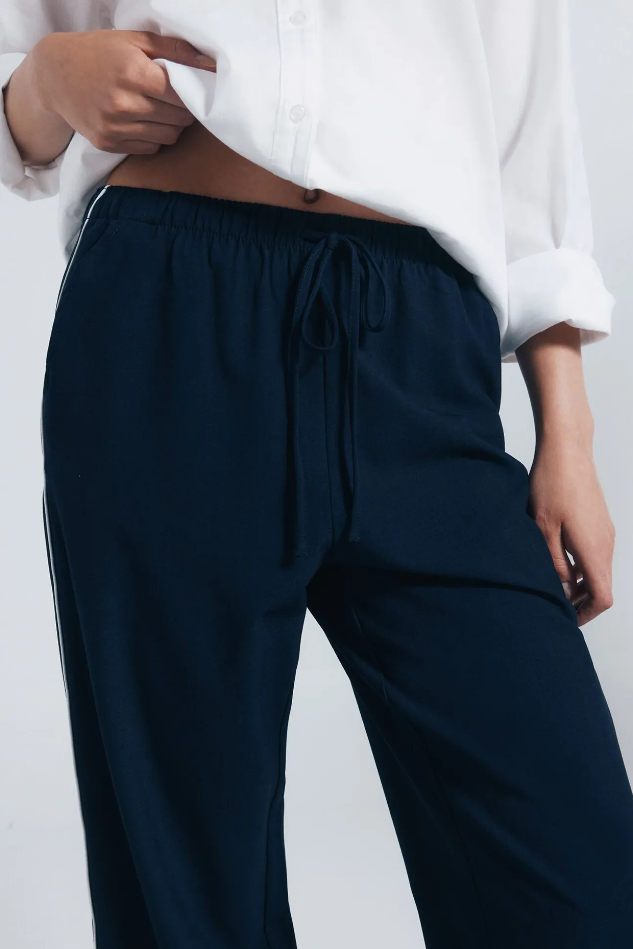 Calça jogger riscas lateralmente