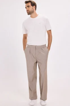 Calça largas com pregas