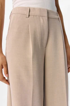 Calça largas com pregas
