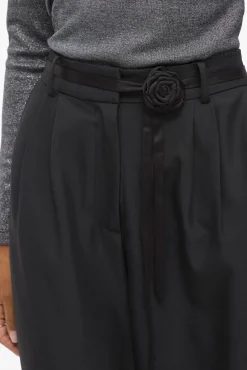Calça social de pernas largas com cinto de flores